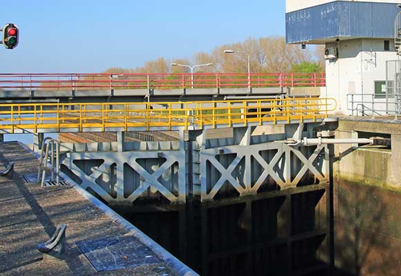 force monitoring on lock gate